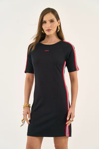 Vestido detalhado nas laterais
