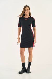 Vestido detalhado nas laterais
