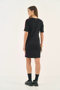 Vestido detalhado nas laterais